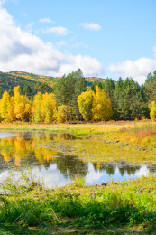黑龙江大兴安岭漠河北极村新月湖秋色