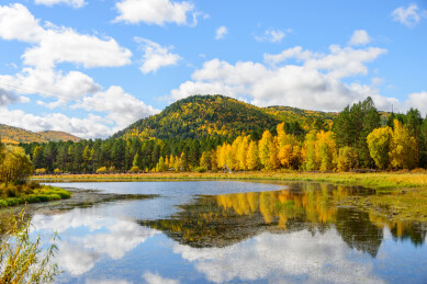 黑龙江大兴安岭漠河北极村新月湖秋色