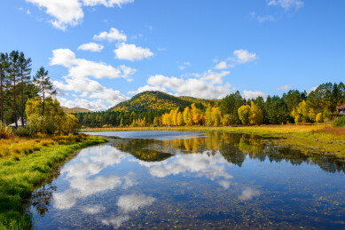 黑龙江大兴安岭漠河北极村新月湖秋色