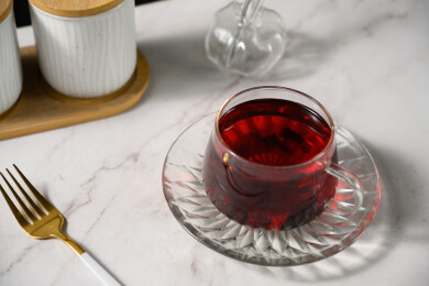 桌面上的杯子里的美味可口的龙血果茶