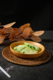 桌面上的盘子里的美味可口的青瓜片