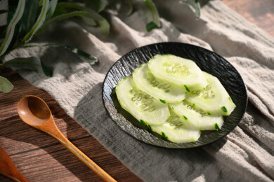 桌面上的盘子里的美味可口的青瓜片