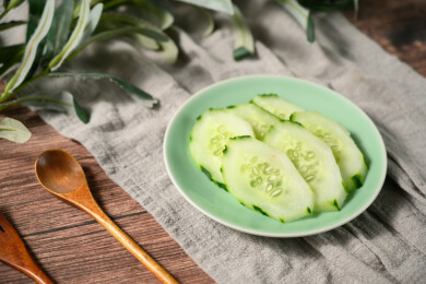 桌面上的盘子里的美味可口的青瓜片