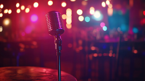 舞台上的麦克风特写镜头