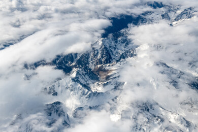 俯拍中国新疆喀什地区云雾缭绕的雪山风景