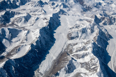俯拍中国新疆喀什地区云雾缭绕的雪山风景