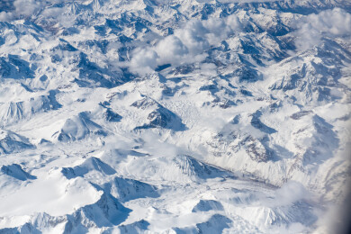 俯拍中国新疆喀什地区云雾缭绕的雪山风景