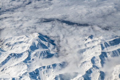 俯拍中国新疆喀什地区云雾缭绕的雪山风景