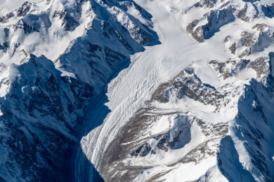 俯拍中国新疆喀什地区云雾缭绕的雪山风景