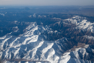 俯拍中国新疆喀什地区云雾缭绕的雪山风景