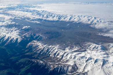 俯拍中国新疆喀什地区云雾缭绕的雪山风景