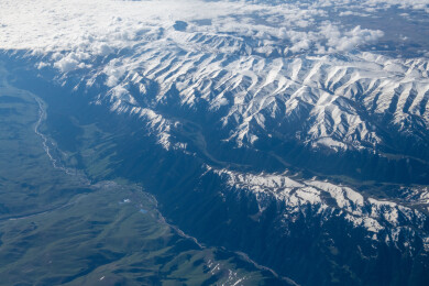 俯拍中国新疆喀什地区云雾缭绕的雪山风景