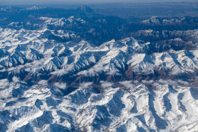 俯拍中国新疆喀什地区云雾缭绕的雪山风景