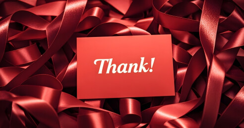 红色背景下的感谢卡