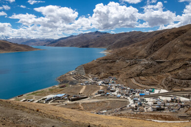 蓝天白云下的羊湖