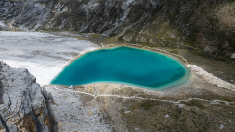 中国四川甘孜稻城亚丁风景区高原湖泊牛奶海