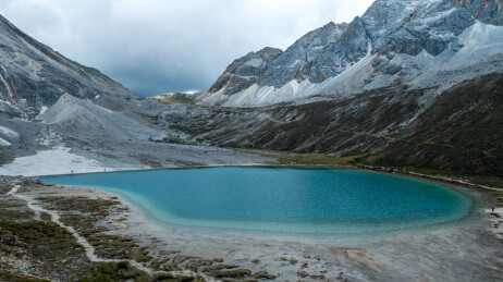 中国四川甘孜稻城亚丁风景区高原湖泊牛奶海