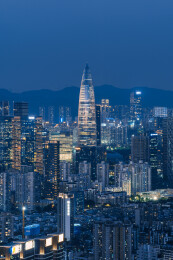 蓝调时刻的深圳中国华润春笋大厦夜景