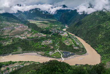 云南怒江州贡山县丙中洛怒江第一湾航拍风景