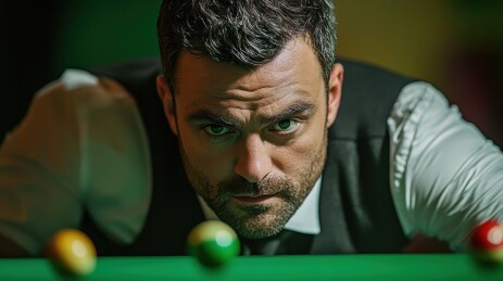 斯诺克选手专注击球