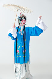手持油纸伞的京剧戏曲青衣花旦女性演员