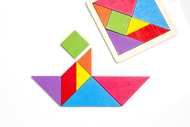 七巧板船形拼图摆放在白色背景上