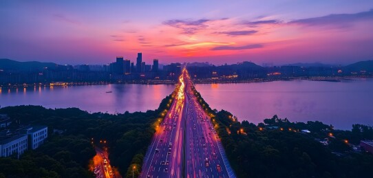 海滨城市跨海大桥的夜景