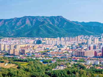 中国辽宁丹东宽甸县城航拍风光