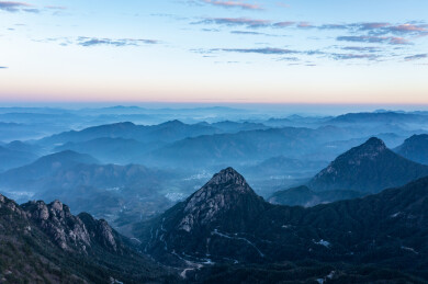 安徽皖浙天路深秋景色道路山脉森林东部