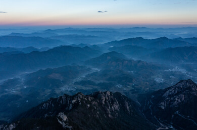 安徽皖浙天路深秋景色道路山脉森林东部