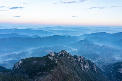 安徽皖浙天路深秋景色道路山脉森林东部