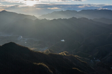 安徽皖浙天路深秋景色道路山脉森林东部
