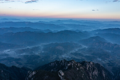 安徽皖浙天路深秋景色道路山脉森林东部