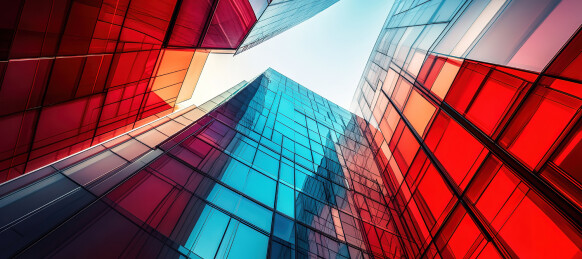 低视角看彩色玻璃建筑外部