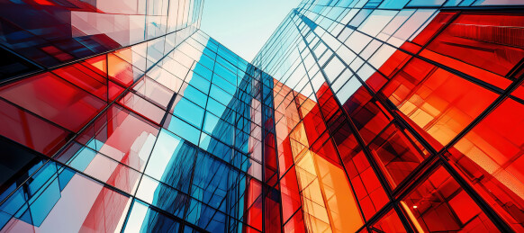 低视角看彩色玻璃建筑外部