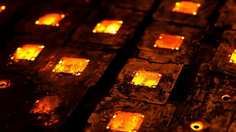 熔炉中燃烧的金属制品