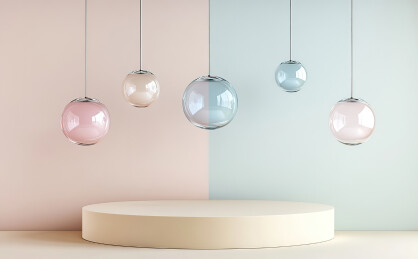 悬挂在天花板上的照明设备的低角度视图