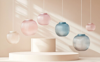 悬挂在天花板上的照明设备的低角度视图