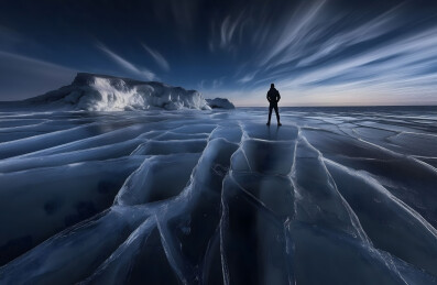 冰面上的孤独身影