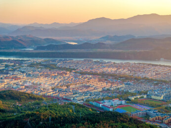 中国辽宁本溪桓仁县城航拍日落风光