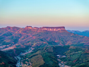 中国辽宁本溪桓仁五女山航拍日落风光