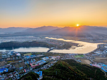 中国辽宁本溪桓仁县城航拍日落风光