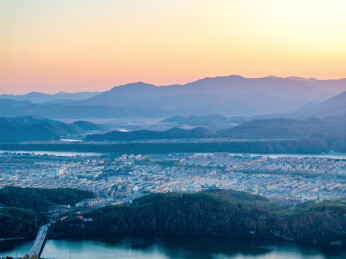 中国辽宁本溪桓仁县城航拍日落风光