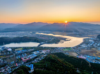 中国辽宁本溪桓仁县城航拍日落风光