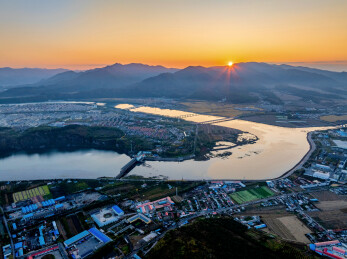 中国辽宁本溪桓仁县城航拍日落风光