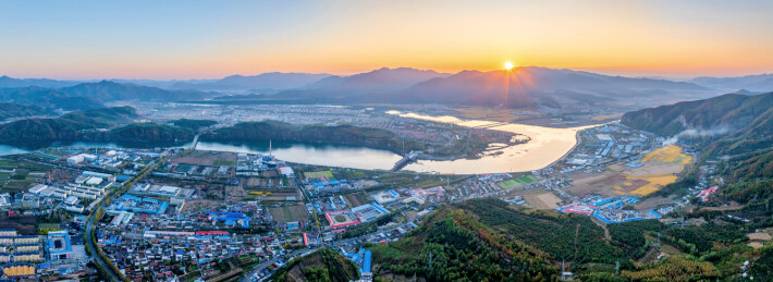 中国辽宁本溪桓仁县城航拍日落全景风光