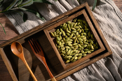 桌面上的盘子里的香气四溢的绿豆蔻