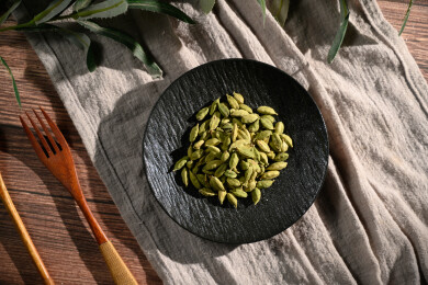 桌面上的盘子里的香气四溢的绿豆蔻