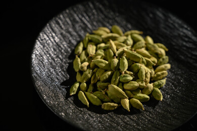 桌面上的盘子里的香气四溢的绿豆蔻