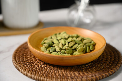 桌面上的盘子里的香气四溢的绿豆蔻